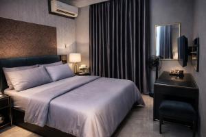 a hotel room with a bed and a desk and a bed sidx sidx sidx at Luxury 6 bedroom villa in independence layout 247 power parking and Wifi in Enugu