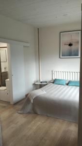 a bedroom with a bed with a picture on the wall at Solapetxea Loft rural in Elosu