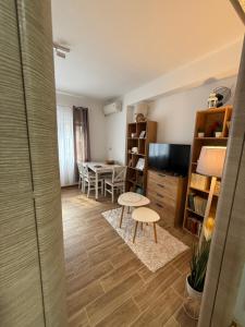 a living room with a table and a dining room at Ljiljana in Vršac