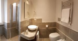 Koupelna v ubytování Roman Suite Guest House + 29 fotografií