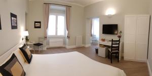 Postel nebo postele na pokoji v ubytování Roman Suite Guest House