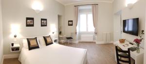 Postel nebo postele na pokoji v ubytování Roman Suite Guest House