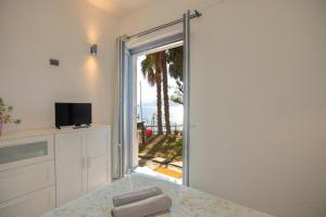 a kitchen with a sliding glass door with a view of the ocean at Gli Oleandri in Bellano