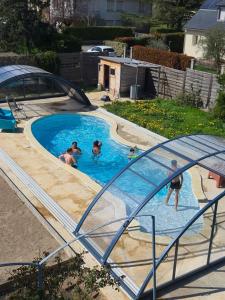 a group of people in a swimming pool at Gîte bleu avec piscine chauffée couverte, Bozouls, Aveyron in Bozouls