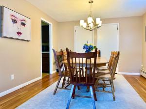a dining room with a table and chairs at Comfortable Room BU, UHS, Lourdes, Queen Bed in Endicott