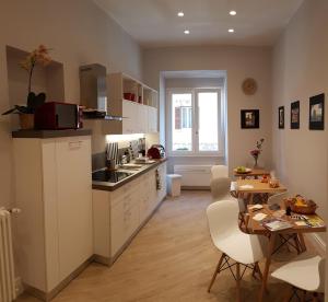 Kuchyň nebo kuchyňský kout v ubytování Roman Suite Guest House