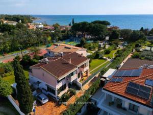 an aerial view of a house with the ocean at Room with kitchen & free parking 100 m from the sea in Quartu Sant'Elena