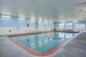 a large swimming pool in a large room at Sea Gypsy Rentals in Lincoln City