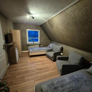 a living room with two couches and a tv at zum Kranichblick in Glinstedt