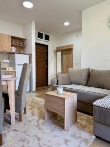 a living room with a couch and a table at Apartman Kitanović 1 Vrnjačka Banja in Ruđinci