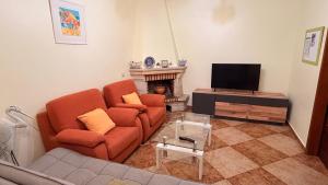 a living room with a couch and a television at Ria Studios in Olhão