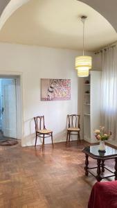 a living room with two chairs and a table at VILA LEME Casa 11A in Rio de Janeiro