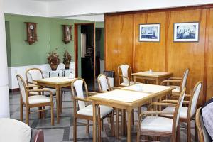 a restaurant with tables and chairs in a room at Hotel San Martín in Santa Rosa