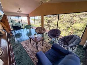 a living room with chairs and a table at Hotel del Bosque in Guatemala