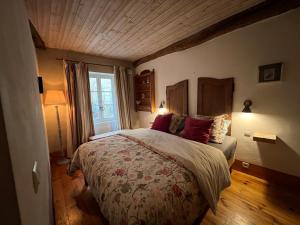 a bedroom with a large bed in a room at A L’Abri Du Loup in Roquefort-sur-Garonne
