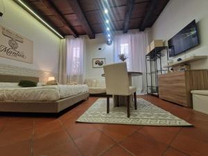 a living room with a bed and a table and a couch at La Trave e Il Pumo Mantua in Mantova