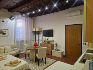 a living room with a table and a couch at La Trave e Il Pumo Mantua in Mantova +27 photos