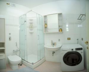 a bathroom with a toilet sink and a washing machine at Casa Loren in Novara +13 photos