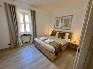a bedroom with a bed with two lamps on it at Casa Loren in Novara