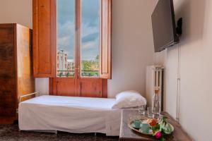 a room with a bed and a table with a plate of food at Casa Altini in San Miniato