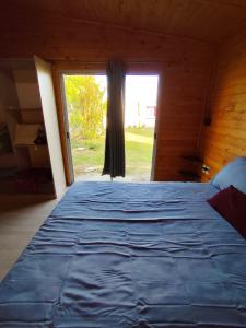 a large bed in a room with a window at Maranata House in Xuí