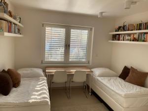 a room with a table and a bed and a window at SweetSuites 40A Lavendelhaus in Mühlhausen