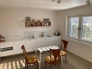 a kitchen with a table and chairs and a window at SweetSuites 40A Lavendelhaus in Mühlhausen