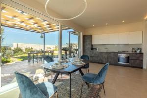 an open kitchen and dining room with a table and chairs at Elisir Di Pace in Nardò