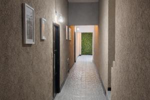 a long hallway with a hallwayngthngthngthngthngthngthngthngthngthngth at Departamento moderno, equipado full en vicente López ,ubicacion inmejorable a 100 metros del tren in Florida