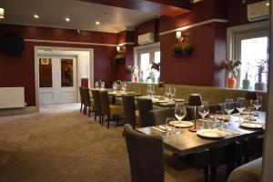 ein Restaurant mit Tischen und Stühlen in einem Raum in der Unterkunft Nomi Rooms & Restaurant in Bangor + 83 Fotos