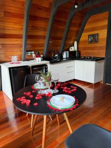 a kitchen with a table with flowers on it at Chalé das Laranjeiras in Planalto +15 photos