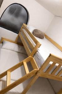 a bunk bed in a room with aigunigun at Edificio AREAS by QuBeLab in Bello