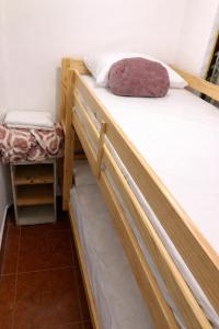 a pair of bunk beds in a room at Edificio AREAS by QuBeLab in Bello