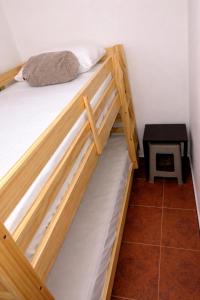 a pair of bunk beds in a room at Edificio AREAS by QuBeLab in Bello