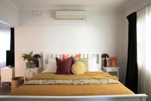 a bedroom with a large bed with colorful pillows at Clara Luce` in Bright