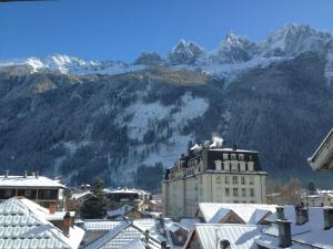 uma vista para uma cidade com montanhas cobertas de neve em Villa Jules em Chamonix-Mont-Blanc