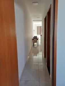 an empty hallway with a table in a room at Espaço amplo e privativo in Trindade