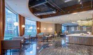 a restaurant with tables and chairs and a bar at 帝锦大酒店 in Supoqiao