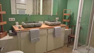 シャモニー・モンブランにあるVilla Julesのバスルーム(洗面台2台、鏡付)
