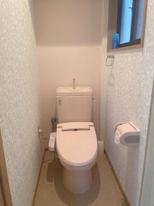 a bathroom with a toilet in a small room at 桃谷民宿 in Osaka