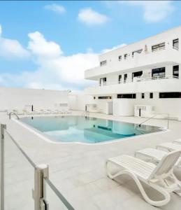a swimming pool on the roof of a building at Sobre el Mar en Edificio Magallanes in El Médano