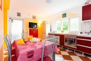 Kuchyň nebo kuchyňský kout v ubytování Holiday Home Villa Pindo
