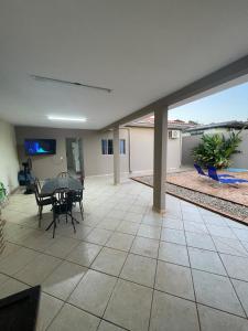 Foto de Casa Iguaçu, com piscina e churrasqueira