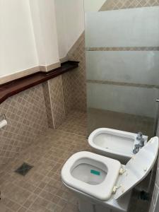 a bathroom with a toilet and a sink at NM Apartamentos - LANUS OESTE in Villa Sarmiento
