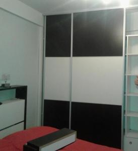 a bedroom with a black and white wall at NM Apartamentos - LANUS OESTE in Villa Sarmiento
