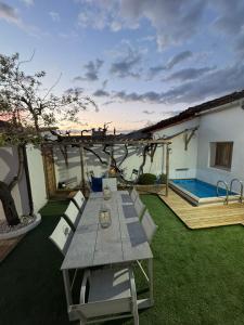 a patio with a table and chairs and a pool at La Casa de Célia in Valencia de Don Juan