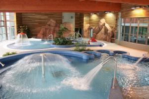 - une piscine dans un hôtel avec 2 fontaines dans l'établissement Villa Les Mimosas, à Le Mont-Dore