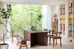 a dining room with a table and chairs and a large window at Taofanting Riverside Hotel in Yichang