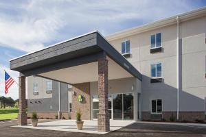 un edificio de oficinas con un gran techo negro en Iris Garden Inn en Savannah