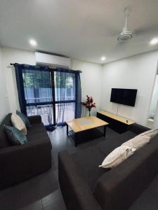 ein Wohnzimmer mit Sofa und Fernseher in der Unterkunft 4scape BnB in Mba